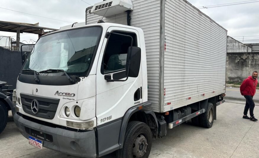 Mercedes-Benz Accelo 1016 Baú – 2014